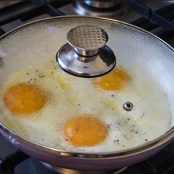Низкокалорийный рецепт яичницы-глазуньи 