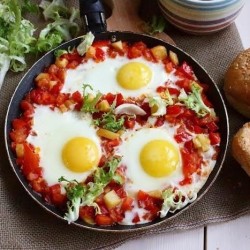 Рецепт яичницы глазуньи с овощами