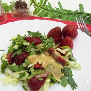 Рецепт: Салат с клубникой Салат с клубникой — пошаговый рецепт с фото