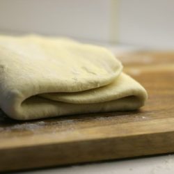 Нюансы приготовления слоеного дрожжевого теста