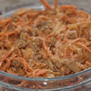 Рецепт: Праздничный салат с куриной печенью и корейской морковкой Праздничный салат с куриной печенью и корейской морковкой — пошаговый рецепт с фото