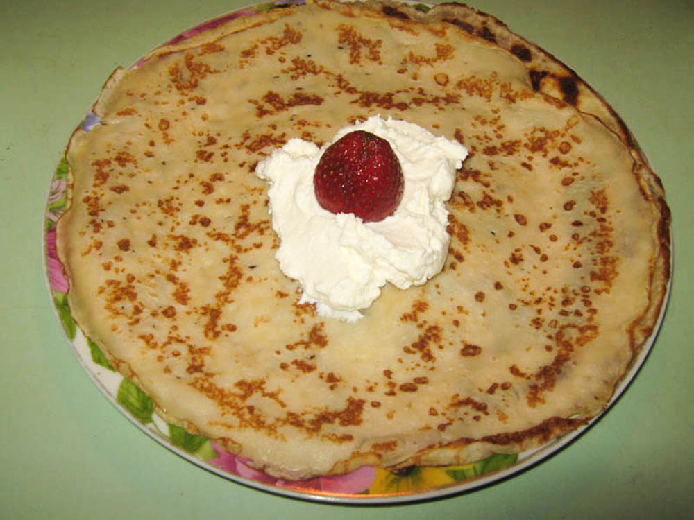 blinyi-s-klubnikoy-i-slivkami-IMG_2090