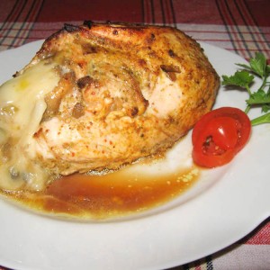 Рецепт: Филе индейки фаршированное жаренными грибами, луком и сыром Филе индейки фаршированное жаренными грибами, луком и сыром — пошаговый рецепт с фото