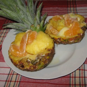 Рецепт: Фруктовый салат в ананасе Фруктовый салат в ананасе — пошаговый рецепт с фото