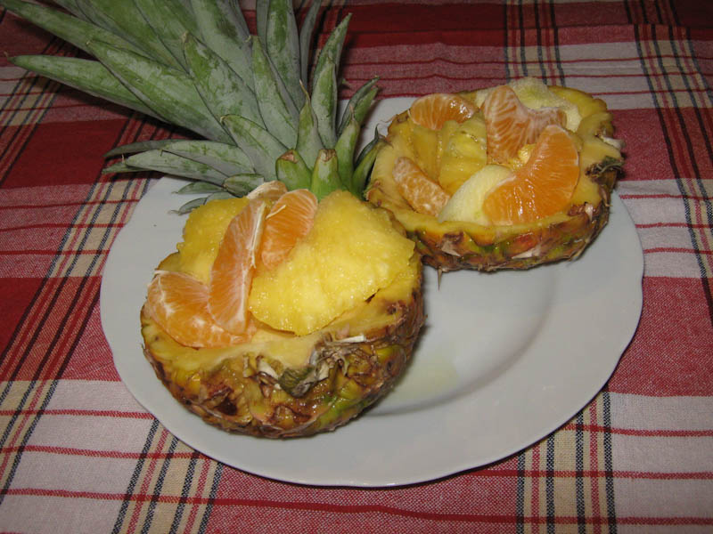 fruktovyiy-salat-v-ananase-IMG_1848