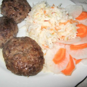 Рецепт: Котлеты из говядины с салатом из дайкона Котлеты из говядины с салатом из дайкона — пошаговый рецепт с фото