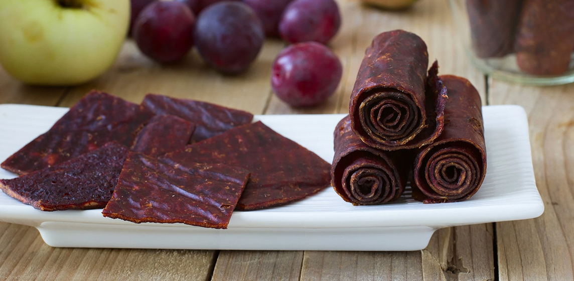 Домашняя пастила из яблок, высушенная в духовке, нарезанная кусочками на тарелке