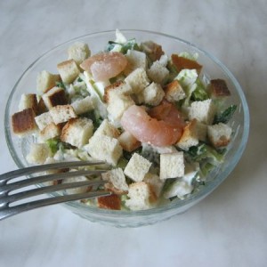 Рецепт: Салат из пекинской капусты с сухариками и креветками Салат из пекинской капусты с сухариками и креветками — пошаговый рецепт с фото