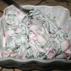 Рецепт: Салат из редиса и огурцов Салат из редиса и огурцов — пошаговый рецепт с фото