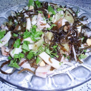 Рецепт: Салат с кальмарами «Морская рапсодия» Салат с кальмарами «Морская рапсодия» — пошаговый рецепт с фото