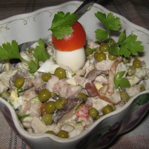 Рецепт: Салат с маринованными грибами Салат с маринованными грибами — пошаговый рецепт с фото