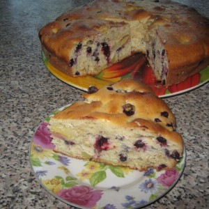 «Шарлотка» с яблоками и смородиной — пошаговый рецепт с фото