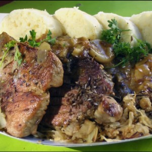 Рецепт: Свинина тушеная с кислой капустой и кнедликами Свинина тушеная с кислой капустой и кнедликами — пошаговый рецепт с фото