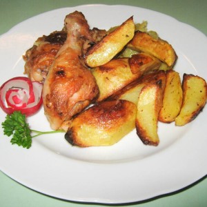 Рецепт: Запеченая курица с румяной картошечкой Запеченая курица с румяной картошечкой — пошаговый рецепт с фото