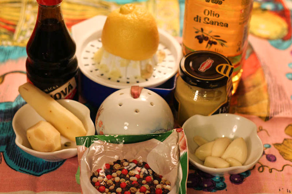 zapechenaya-svinina-s-pomidorami-i-syirom-01