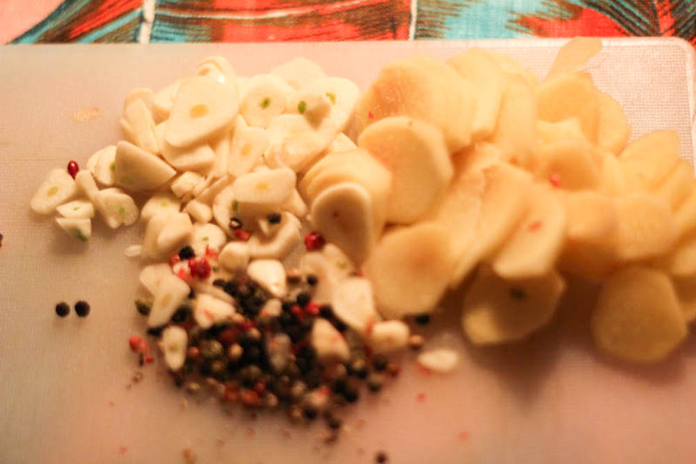 zapechenaya-svinina-s-pomidorami-i-syirom-03