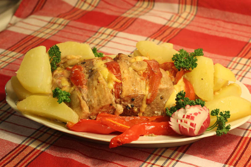 zapechenaya-svinina-s-pomidorami-i-syirom-final