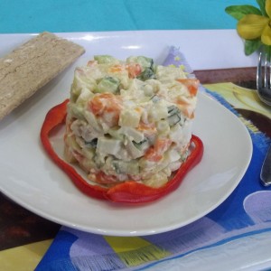 Оливье с малосольными огурцами и копченным куриным окороком — пошаговый рецепт с фото