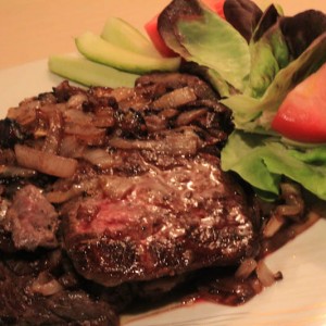 Рецепт: Бифштекс с луком Бифштекс с луком — пошаговый рецепт с фото