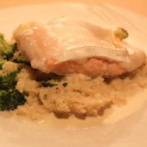 Рецепт: Форель запеченая с сыром на подушке из броколли с кус-кусом и сливочно-горчичным соусом Форель запеченая с сыром на подушке из броколли с кус-кусом и сливочно-горчичным соусом — пошаговый рецепт с фото