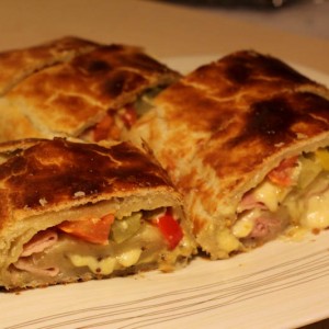 Рецепт: Рулет закусочный из слоеного теста Рулет закусочный из слоеного теста — пошаговый рецепт с фото