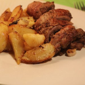 Рецепт: Рулеты из утиной грудки с запеченым картофелем Рулеты из утиной грудки с запеченым картофелем — пошаговый рецепт с фото