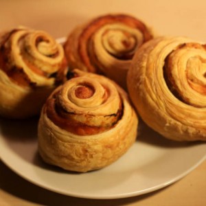 Рецепт: Рулеты с семгой из слоеного теста Рулеты с семгой из слоеного теста — пошаговый рецепт с фото