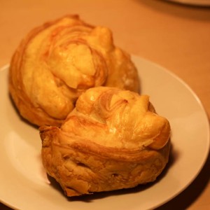 Рецепт: Рулеты с сыром из слоеного теста Рулеты с сыром из слоеного теста — пошаговый рецепт с фото