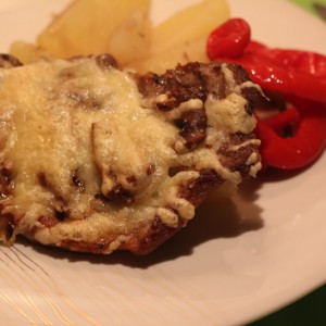 Рецепт: Свиная отбивная с грибами и сыром Свиная отбивная с грибами и сыром — пошаговый рецепт с фото