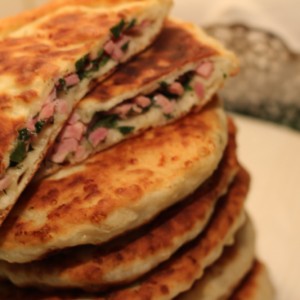 Рецепт: Сырные лепешки с ветчиной и зеленью Сырные лепешки с ветчиной и зеленью — пошаговый рецепт с фото