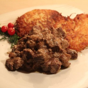 Рецепт: Тушеная говядина с грибами в белом соусе Тушеная говядина с грибами в белом соусе — пошаговый рецепт с фото