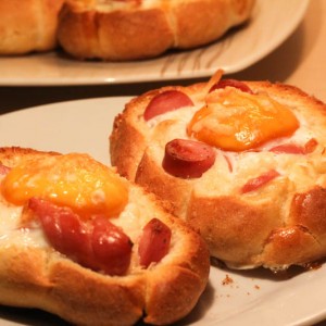 Рецепт: Яичница запеченая в булочке Яичница запеченая в булочке — пошаговый рецепт с фото