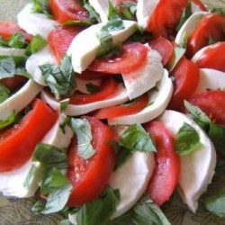 Как приготовить салат с помидорами и сыром?