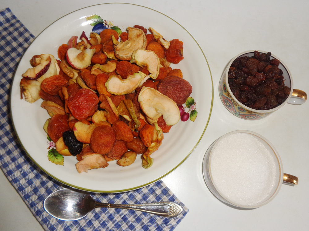 aromatnyiy-kompot-iz-suhofruktov-v-multivarke-01