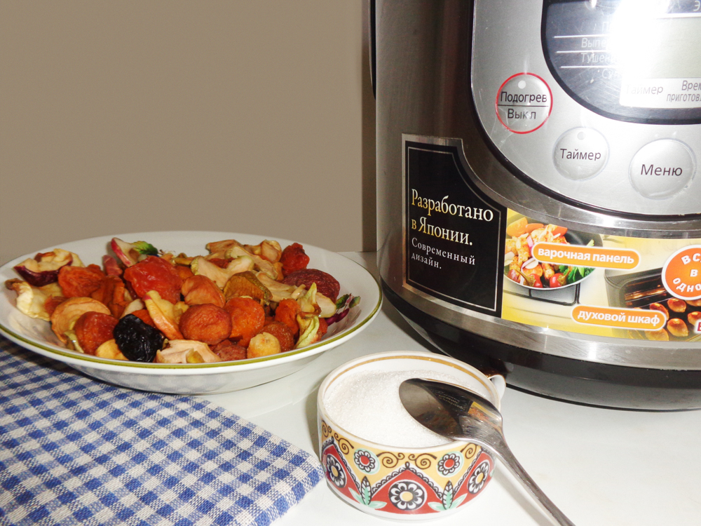aromatnyiy-kompot-iz-suhofruktov-v-multivarke-03
