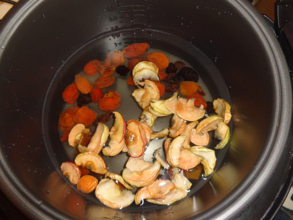 aromatnyiy-kompot-iz-suhofruktov-v-multivarke-04