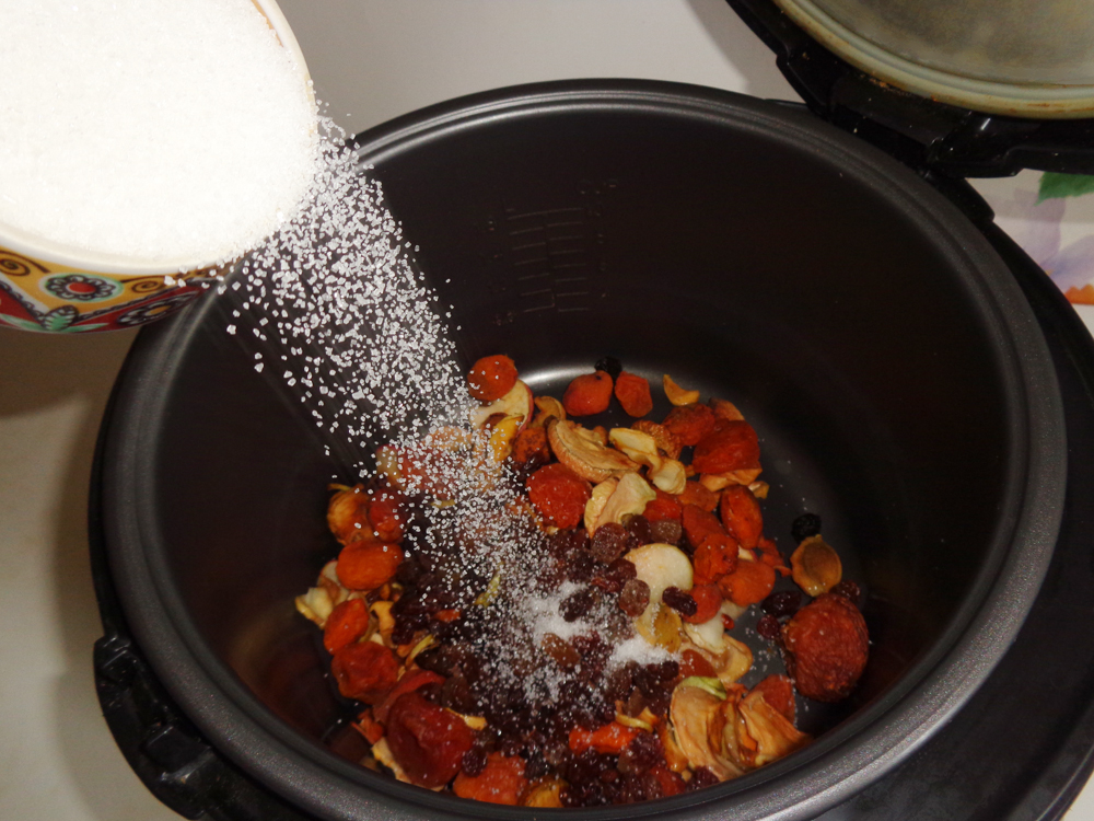 aromatnyiy-kompot-iz-suhofruktov-v-multivarke-06