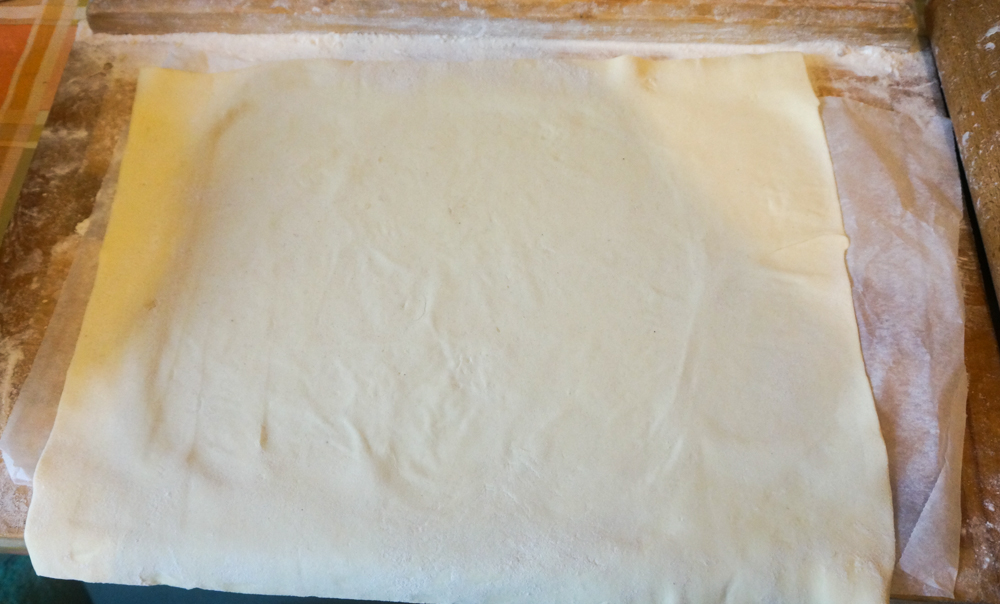 pirog-iz-sloenogo-testa-so-shpinatom-07
