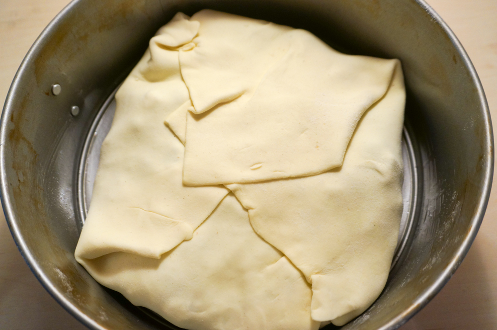 pirog-iz-sloenogo-testa-so-shpinatom-11