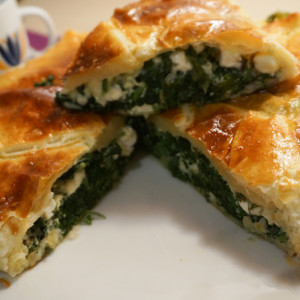 Рецепт: Пирог из слоеного теста со шпинатом и сыром Пирог из слоеного теста со шпинатом и сыром — пошаговый рецепт с фото