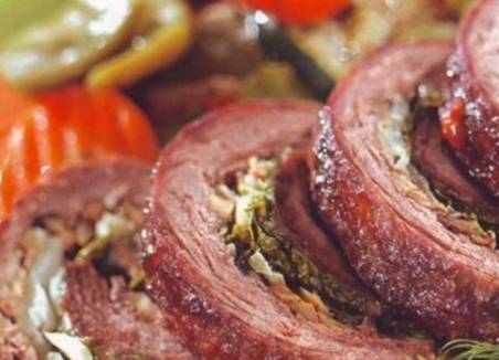 Удивляем гостей мясным рулетом с грибами