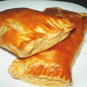 Рецепт: Слойки с ветчиной и сыром Слойки с ветчиной и сыром — пошаговый рецепт с фото