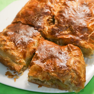 Мясной пирог из слоеного теста — пошаговый рецепт с фото