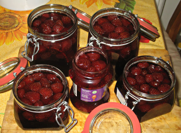 Готовое клубничное варенье