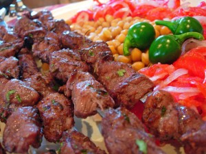 Вкусный и сочный говяжий шашлык